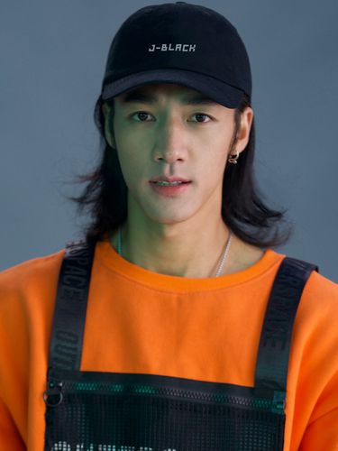 00后“异瞳”男生沙漠治沙走红,不到一个月粉丝破百万:希望大家努力让沙漠变绿洲